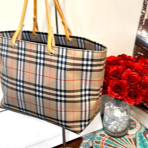 Burberry London Tote handbag A beautiful and clean Burberry bag, great condition